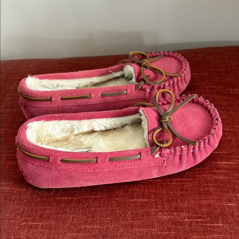 Minnetonka Moccasins Slippers Sz 2 Cassie Hot Pink Suede Leather Youth EUC